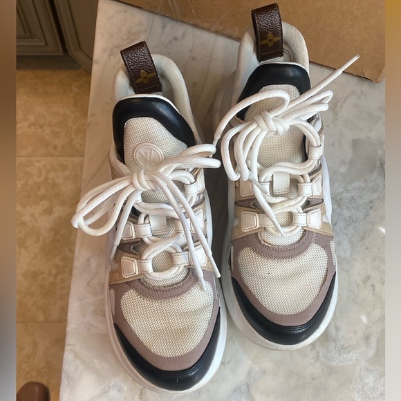Louis Vuitton Arch Light Sneaker 👟 - Picture 3 of 10